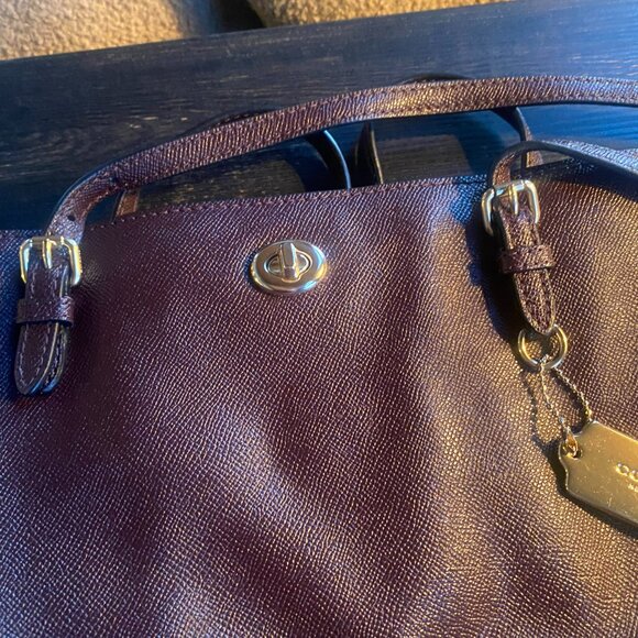 ๐ Coach Turnlock Tote โ Burgundy Crossgrain Leather ๐ - Picture 5 of 8
